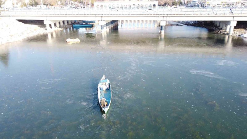 Konya'da hava eksilerde! Beyşehir Gölü yine buz tuttu