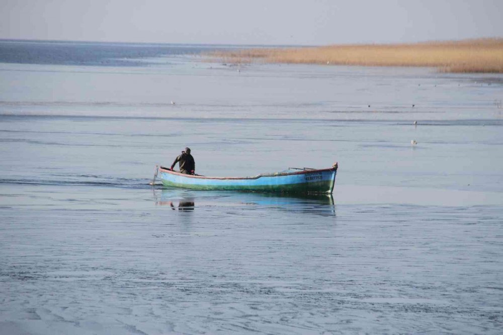 Konya'da hava eksilerde! Beyşehir Gölü yine buz tuttu