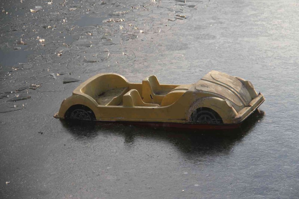 Konya'da hava eksilerde! Beyşehir Gölü yine buz tuttu