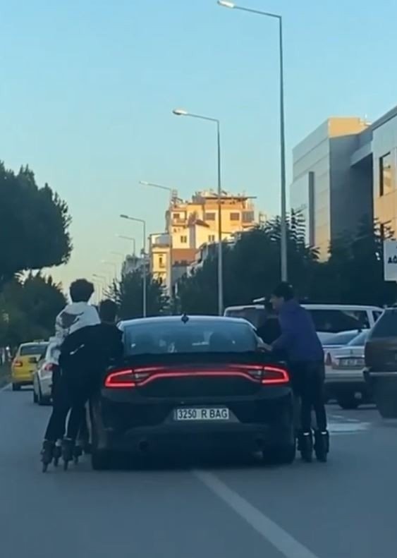 Antalya’da patenle trafiğe dalan gençler tehlike saçtı