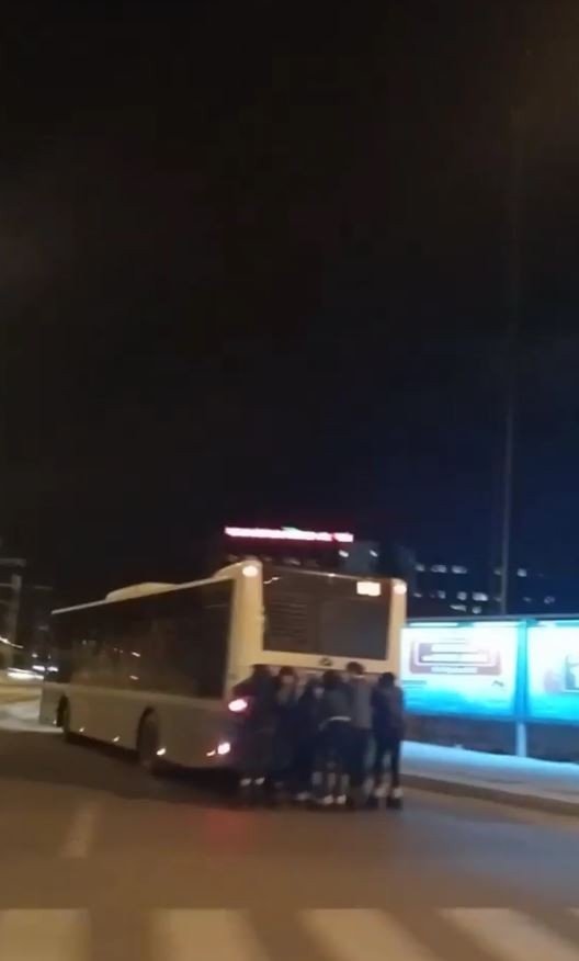 Antalya’da patenle trafiğe dalan gençler tehlike saçtı