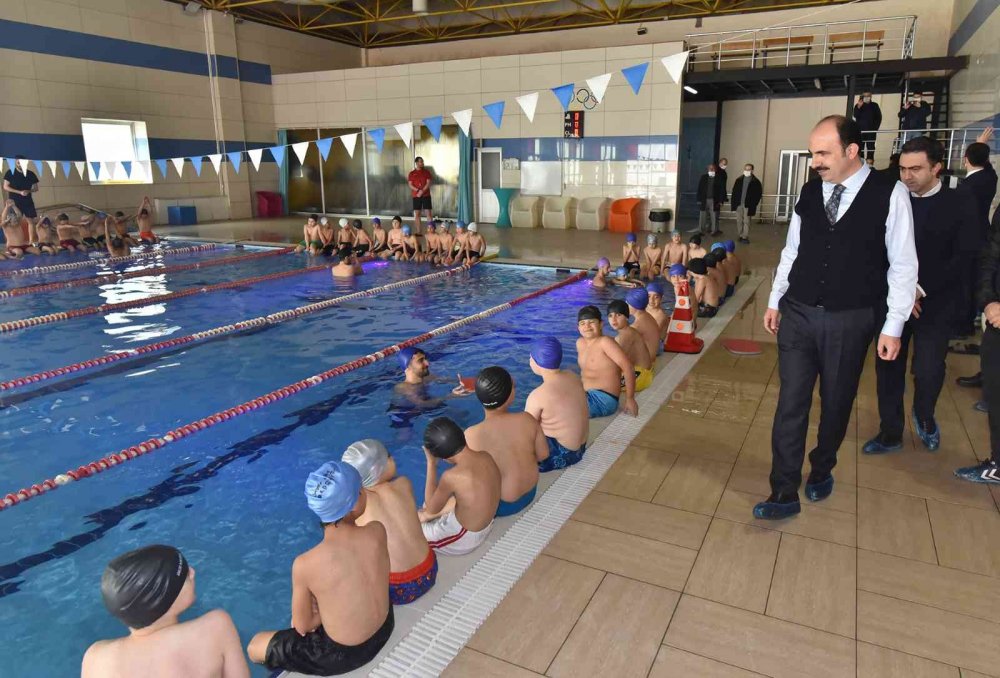 Konya Büyükşehir'den binlerce öğrenciye yüzme dersi! Ekipmanlar da hediye