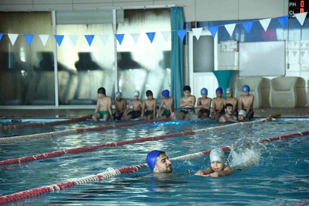 Konya Büyükşehir'den binlerce öğrenciye yüzme dersi! Ekipmanlar da hediye