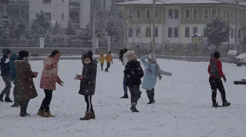 Aksaray’da yoğun kar! Keyfini çocuklar çıkardı