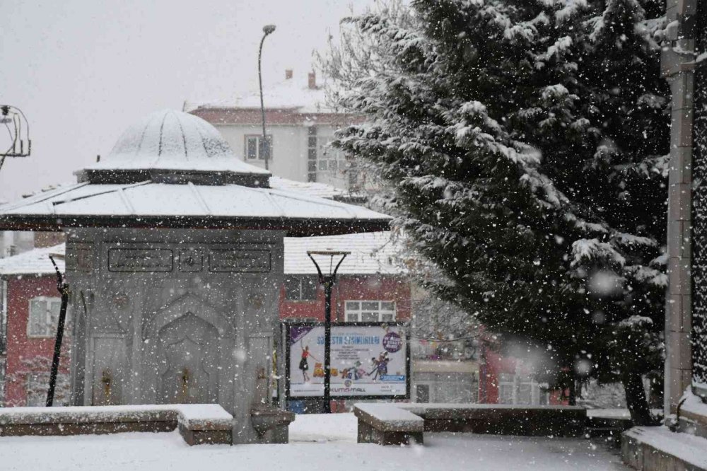Aksaray’da yoğun kar! Keyfini çocuklar çıkardı