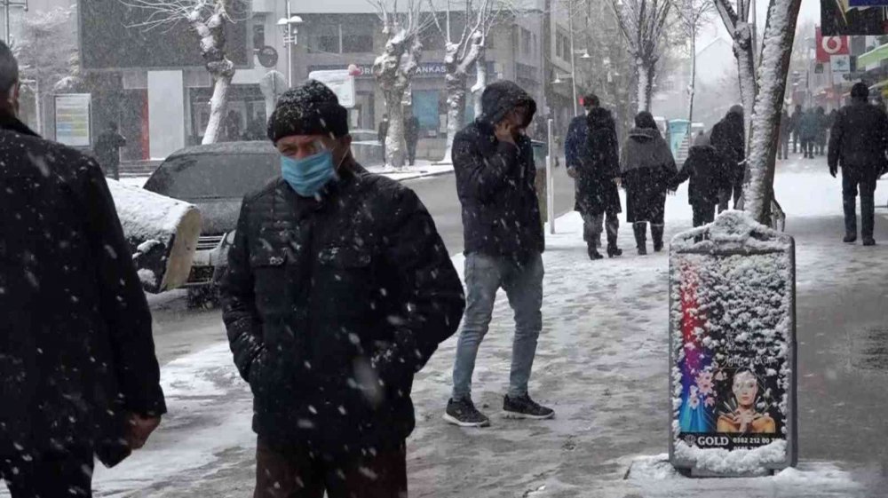 Aksaray’da yoğun kar! Keyfini çocuklar çıkardı