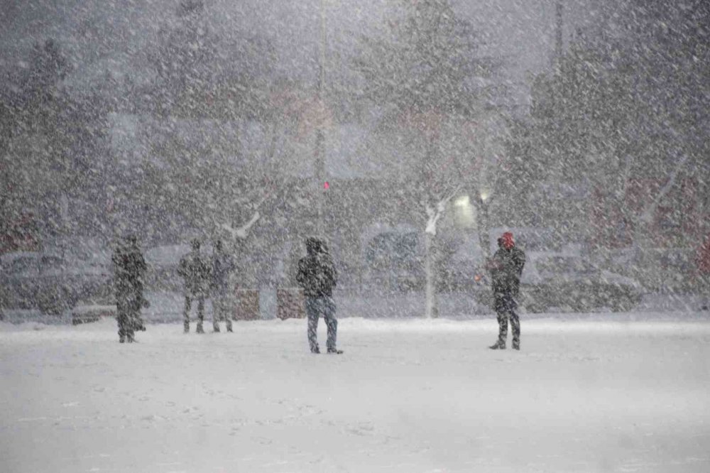 Karaman'da yoğun kar yağışı! Okullar tatil edildi