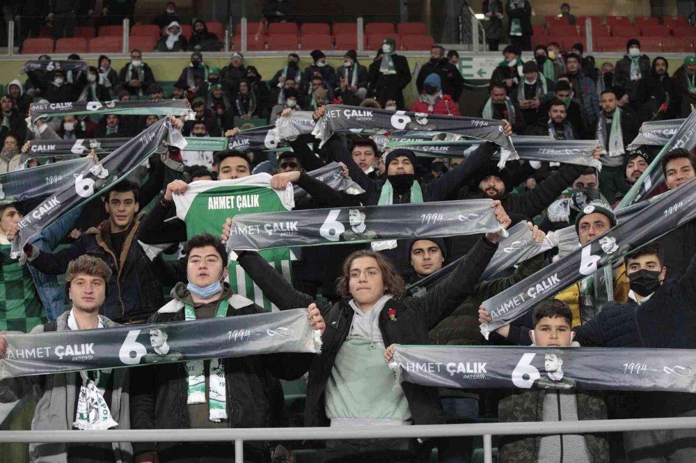 Konyaspor taraftarlarından Ahmet Çalık’a karanfilli vefa