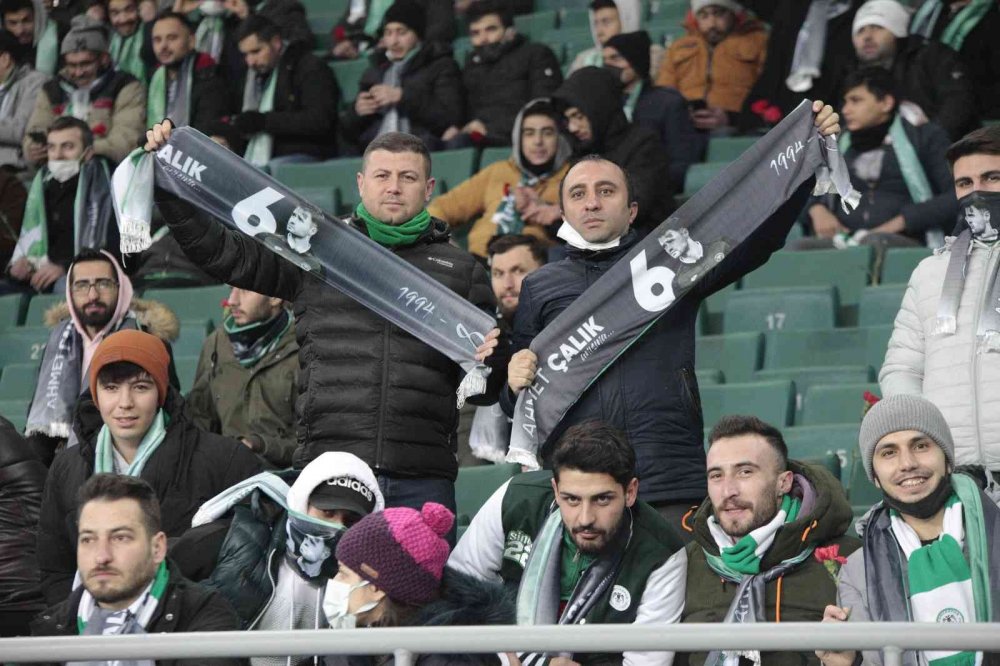 Konyaspor taraftarlarından Ahmet Çalık’a karanfilli vefa