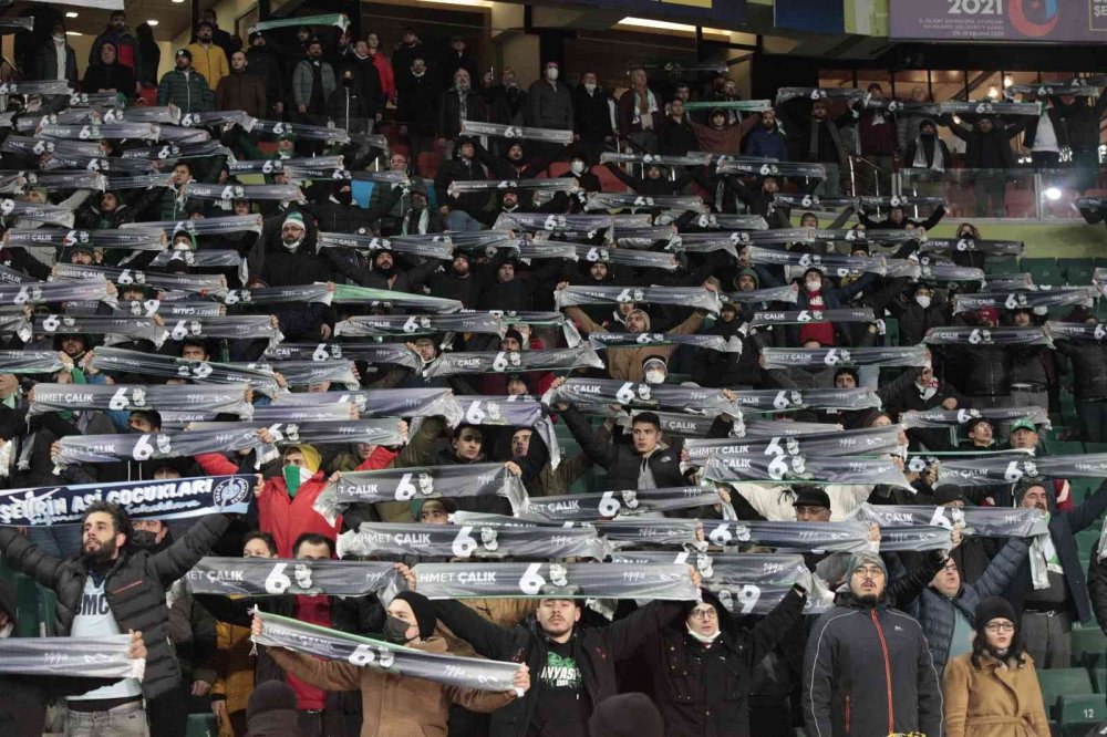 Konyaspor taraftarlarından Ahmet Çalık’a karanfilli vefa