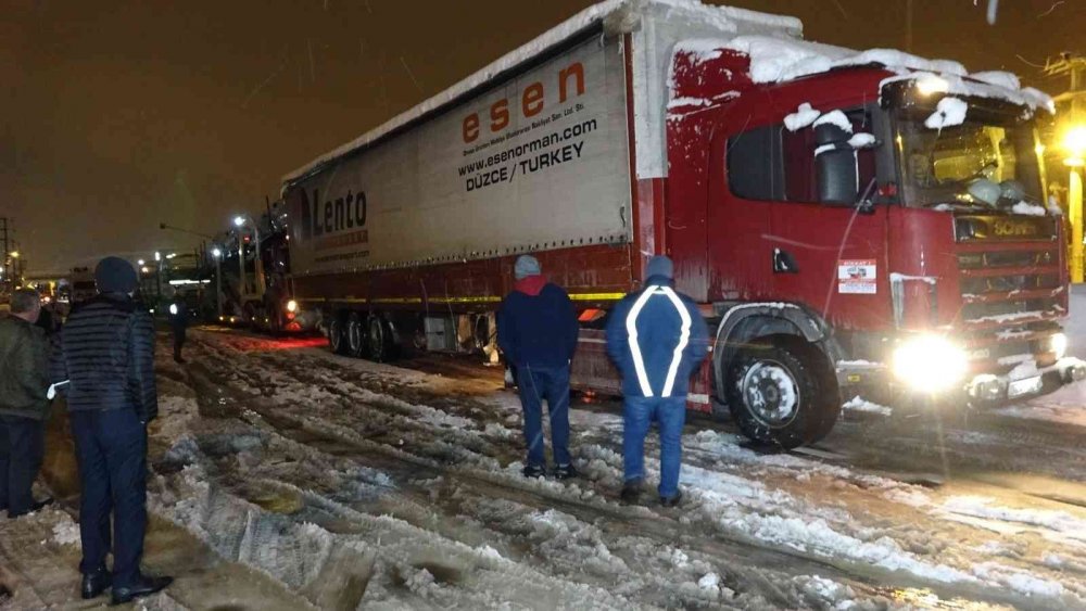 Bolu Dağı kapandı sürücüler araçlarını bırakıp gitti