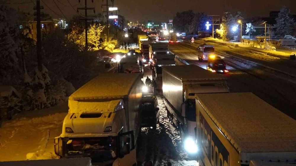 Bolu Dağı kapandı sürücüler araçlarını bırakıp gitti