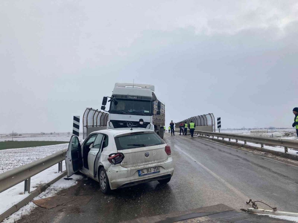 Konya plakalı kamyon Eskişehir'de otomobille çarpıştı! 4 yaralı