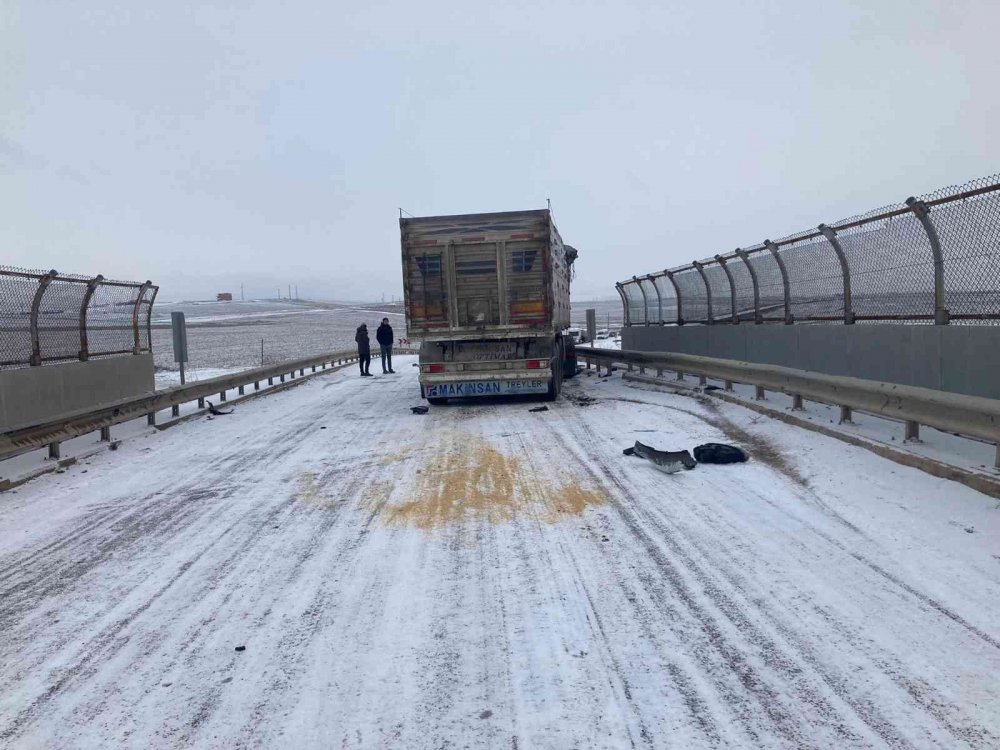 Konya plakalı kamyon Eskişehir'de otomobille çarpıştı! 4 yaralı