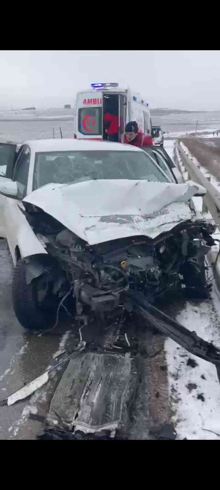 Konya plakalı kamyon Eskişehir'de otomobille çarpıştı! 4 yaralı