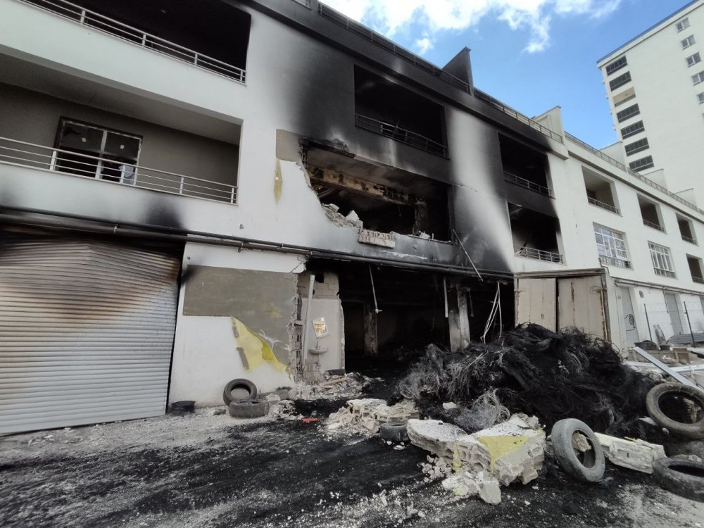 Oto lastikçide patlama! 3 işyeri kullanılamaz hale geldi