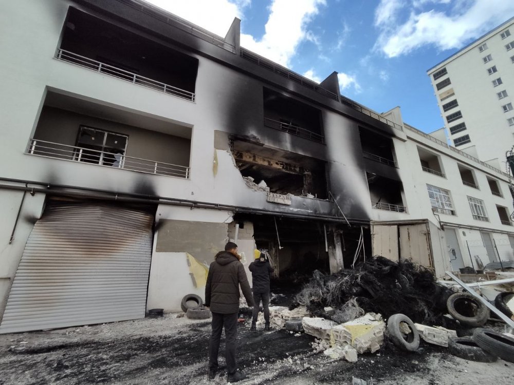 Oto lastikçide patlama! 3 işyeri kullanılamaz hale geldi