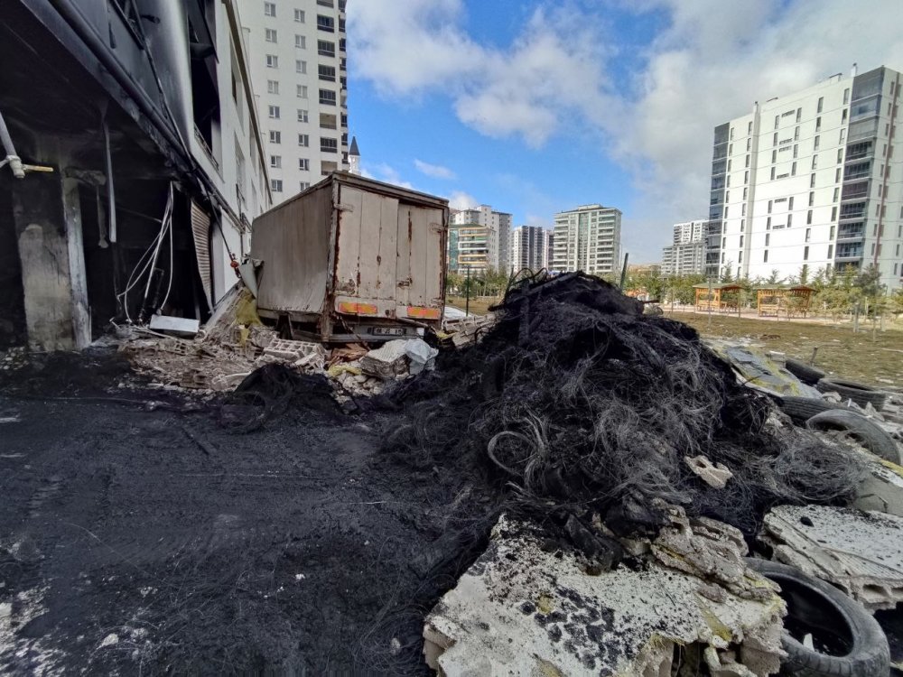 Oto lastikçide patlama! 3 işyeri kullanılamaz hale geldi