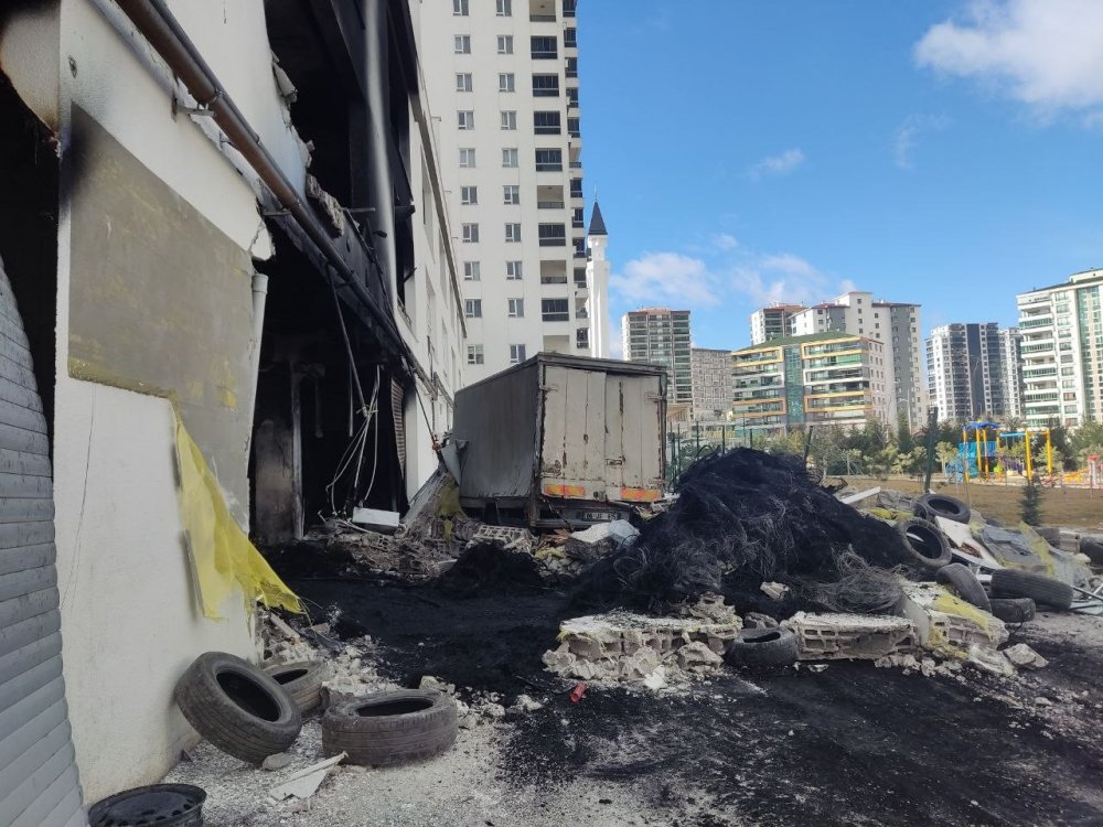 Oto lastikçide patlama! 3 işyeri kullanılamaz hale geldi