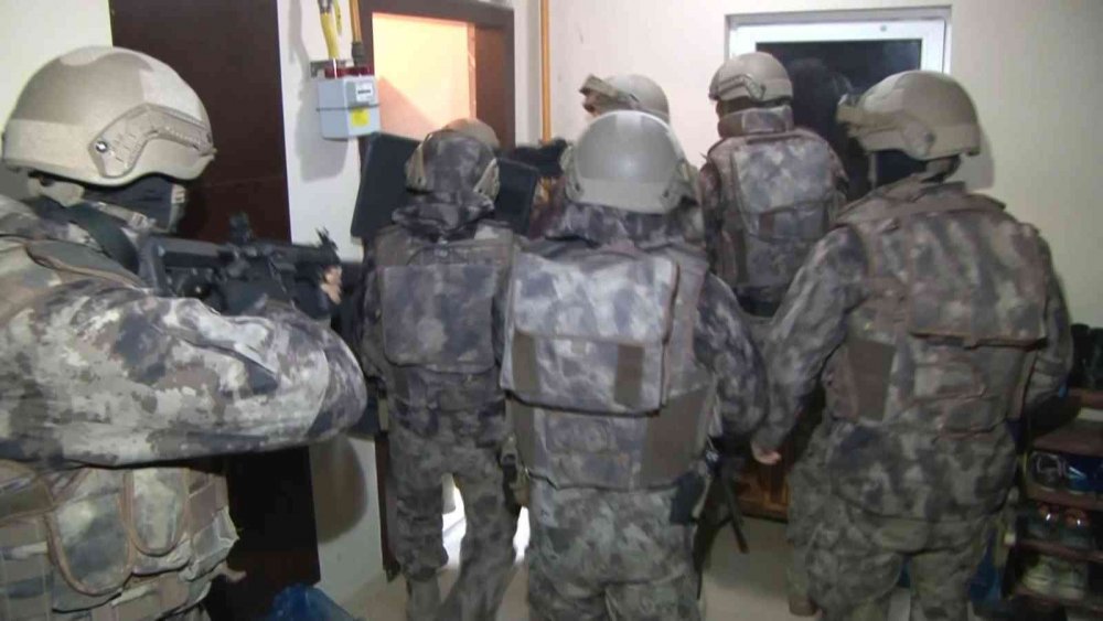 Bursa'da Timsah Arena'da toplanan polis ekipleri uyuşturucu satıcılarına kabus oldu