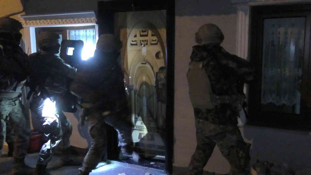 Bursa'da Timsah Arena'da toplanan polis ekipleri uyuşturucu satıcılarına kabus oldu