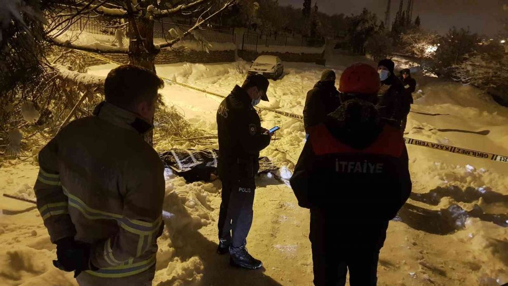 Karabük'te kar yağışı sonrasında devrilen ağacın altında kalan yaşlı adam ölü bulundu