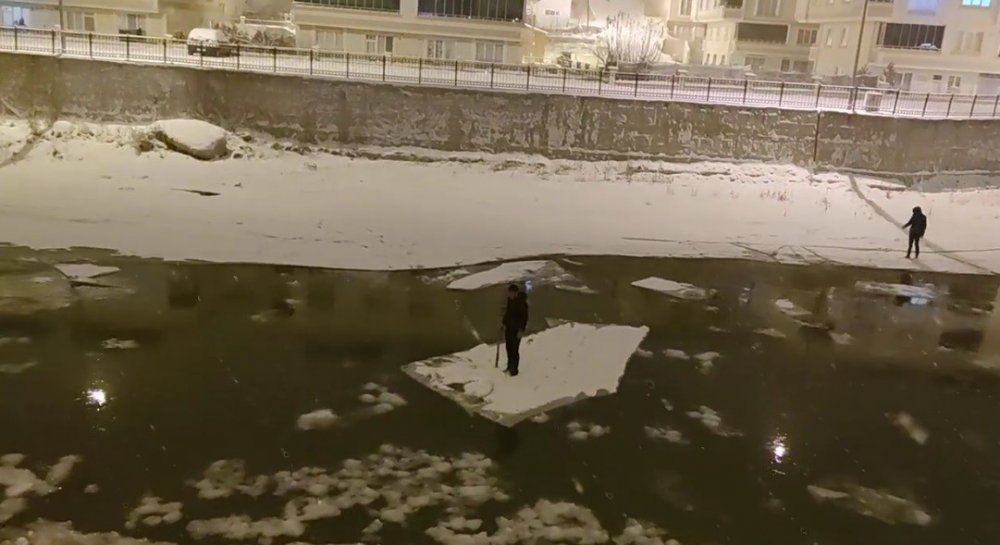 Çoruh Nehri'nde buz üstünde yolculuk polise takıldı