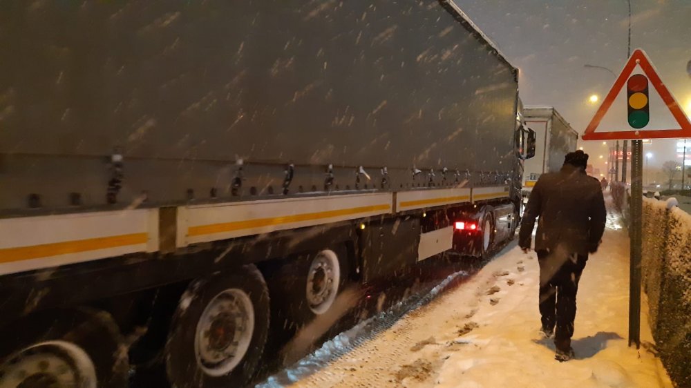 Afyon'da kar yağışı trafiği felç etti! Kavşaklar kilit