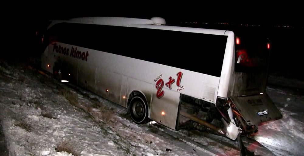 Konya-Aksaray yolunda buzlanma kazayı getirdi! Şarampole düşen otobüste 4 kişi yaralandı