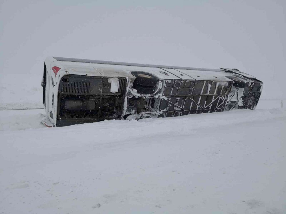 Aksaray-Nevşehir yolunda tur otobüsü devrildi! 4 turist yaralı