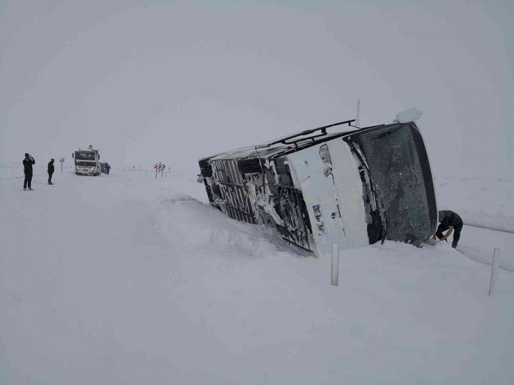 Aksaray-Nevşehir yolunda tur otobüsü devrildi! 4 turist yaralı