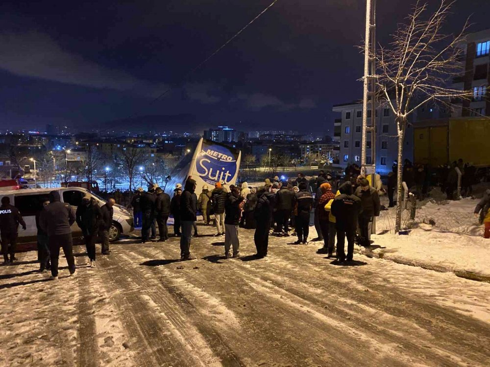İstanbul'da yolcu otobüsü buzlu yolda yan yattı