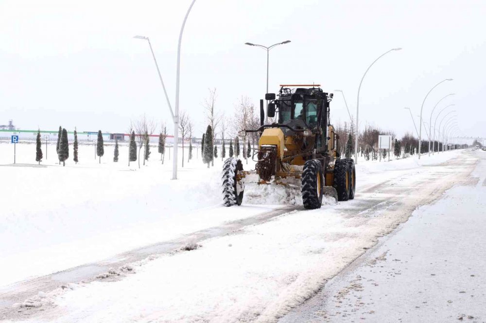 Konya'da yoğun kar mücadelesi! Ana arterler açık