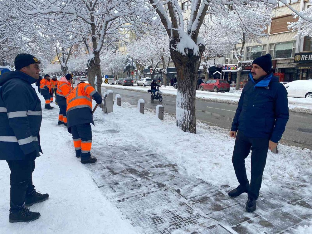 Konya'da yoğun kar mücadelesi! Ana arterler açık