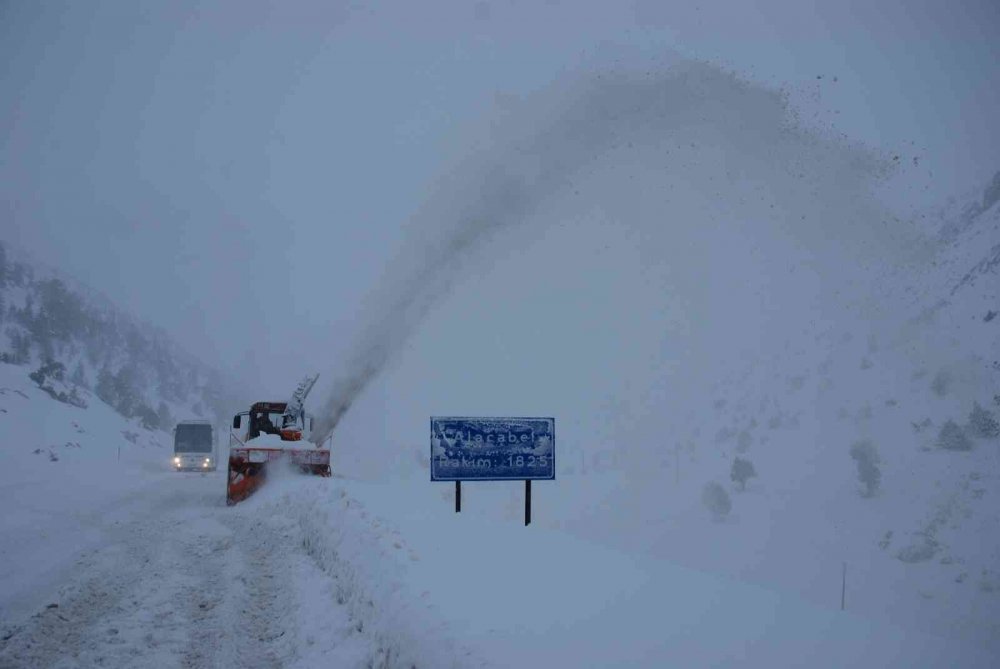 Konya-Antalya Yolu geçit vermiyor! Sürücüler dinlenme tesislerine sığındı
