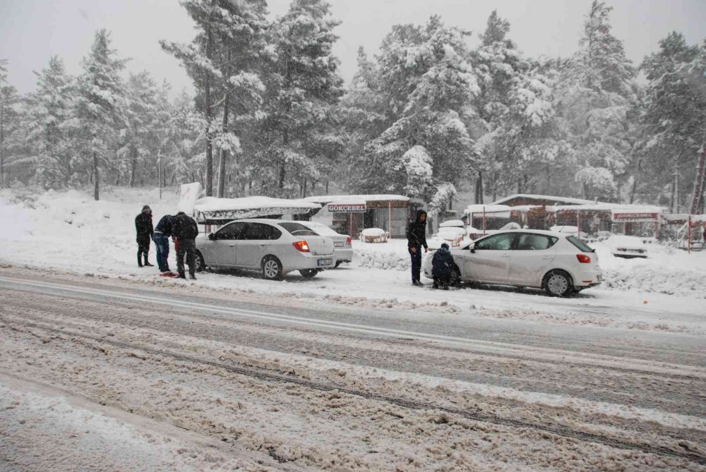 Konya-Antalya Yolu geçit vermiyor! Sürücüler dinlenme tesislerine sığındı