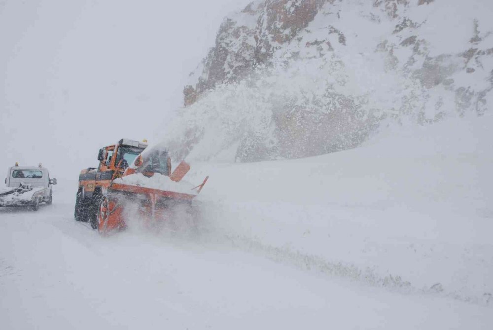 Konya-Antalya Yolu geçit vermiyor! Sürücüler dinlenme tesislerine sığındı
