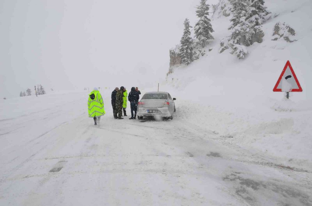 Konya-Antalya Yolu geçit vermiyor! Sürücüler dinlenme tesislerine sığındı