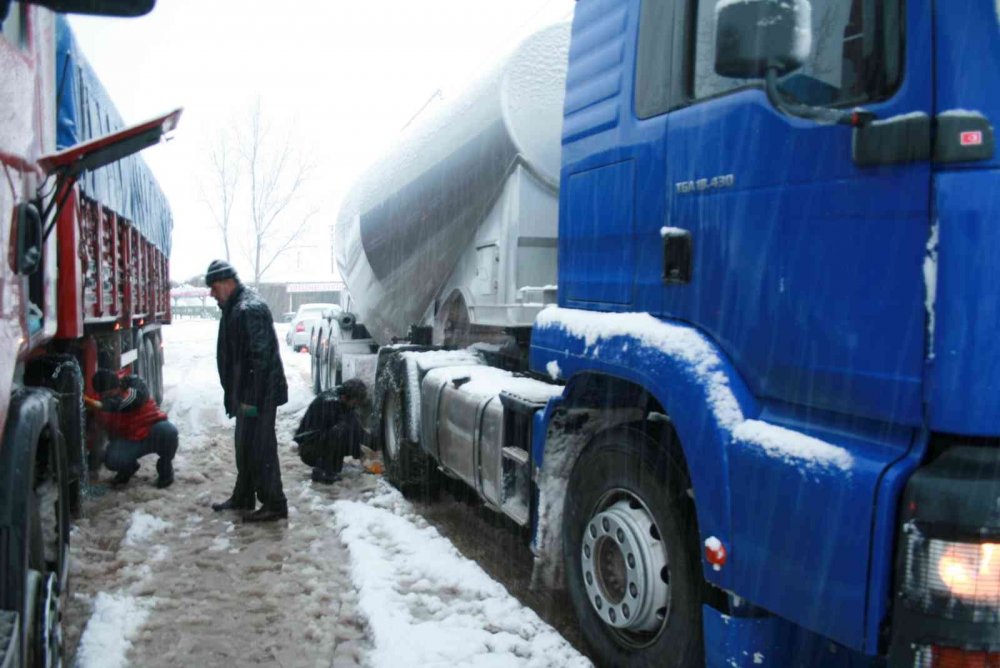 Konya-Antalya Yolu geçit vermiyor! Sürücüler dinlenme tesislerine sığındı