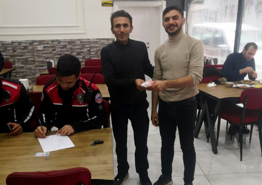 Alkışlar yolda bulduğu 5 bin lirayı sahibine teslim eden garsona