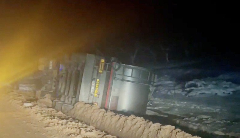 Buzlu yolda tır devrildi! Tonlarca süt döküldü