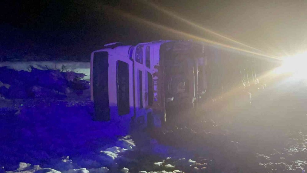 Buzlu yolda tır devrildi! Tonlarca süt döküldü