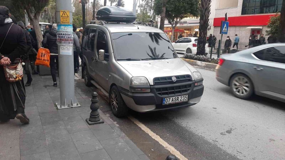 Manavgat'da yaya geçidinde kaza! 13 yaşındaki kız çocuğu hastanelik oldu