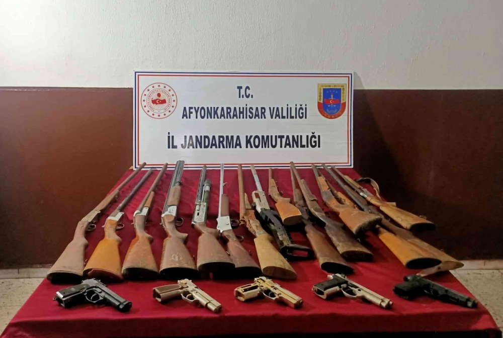Afyon'da çiftlik evine baskın! Adeta cephanelik çıktı