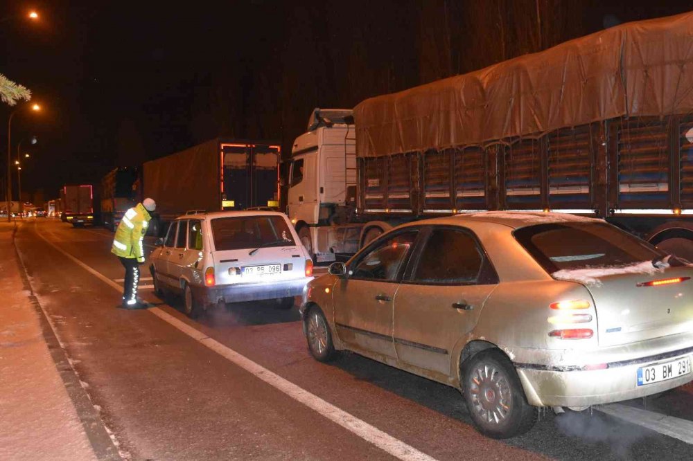 Konya-Afyon yoluna buzlanma zincirleme kazayı getirdi! Yol trafiğe kapandı
