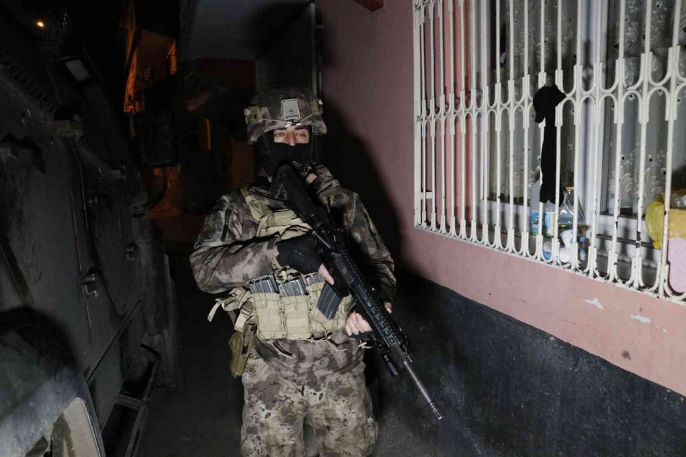 Adana’da Özel Harekat'tanPKK'ya Abdullah Öcalan sürprizi