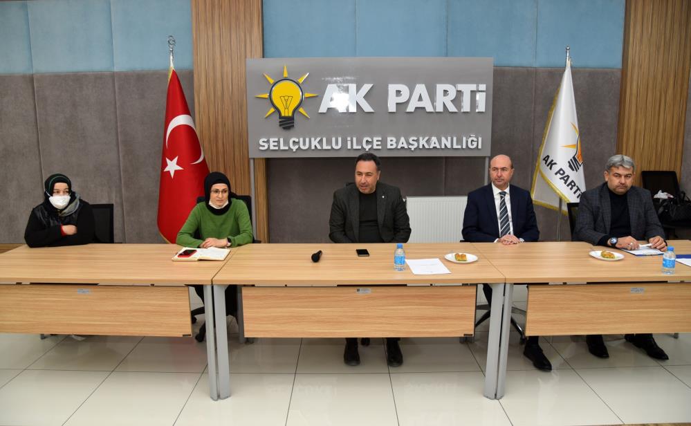 ak-parti-selcuklu-kadin-kollari.jpg