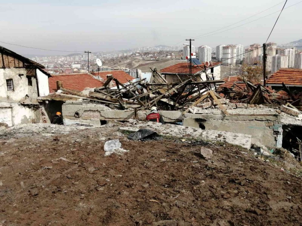 Ankara'da metruk ev göçtü! 1 yaralı
