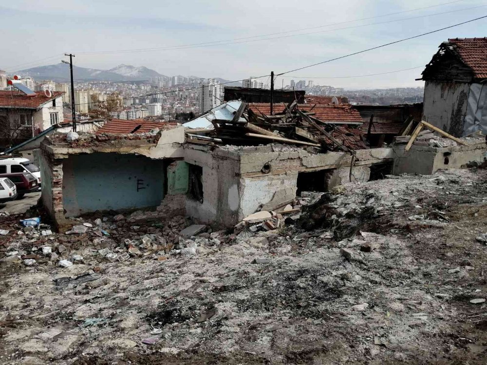 Ankara'da metruk ev göçtü! 1 yaralı