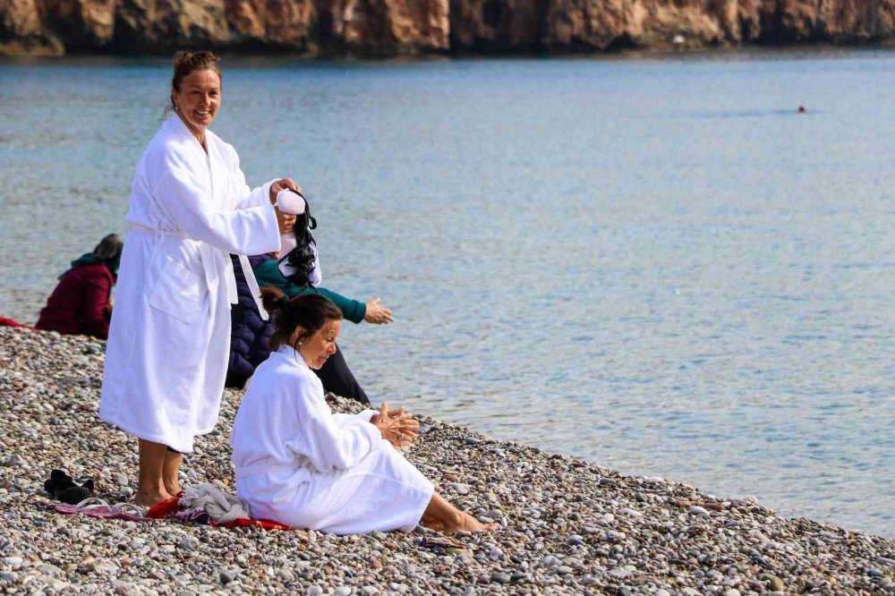 Antalya'da deniz sezonu erken başladı